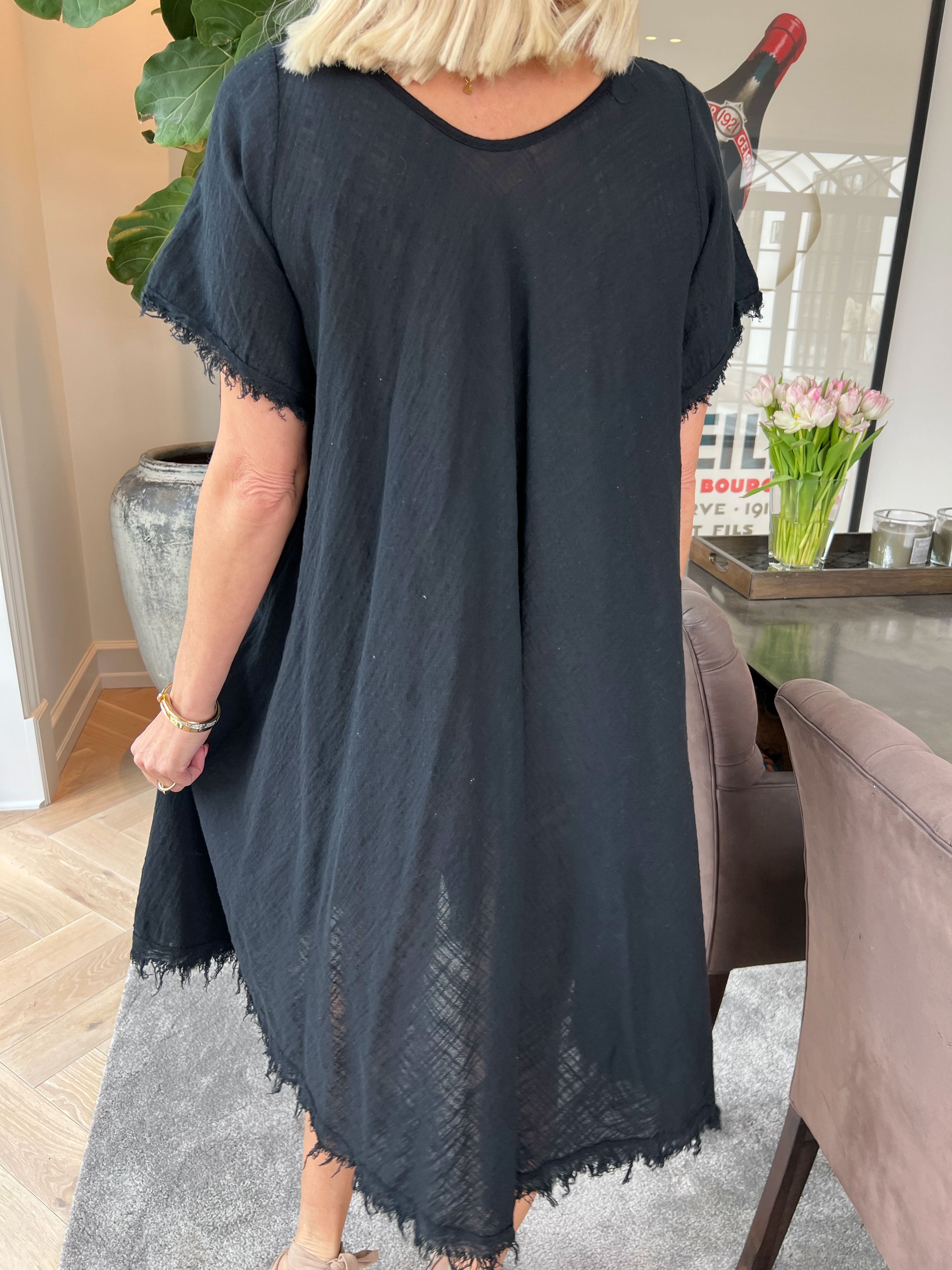 Slone - Sød bomuldskjole i hørlignende stof med frynsekant forneden og ved ærmer